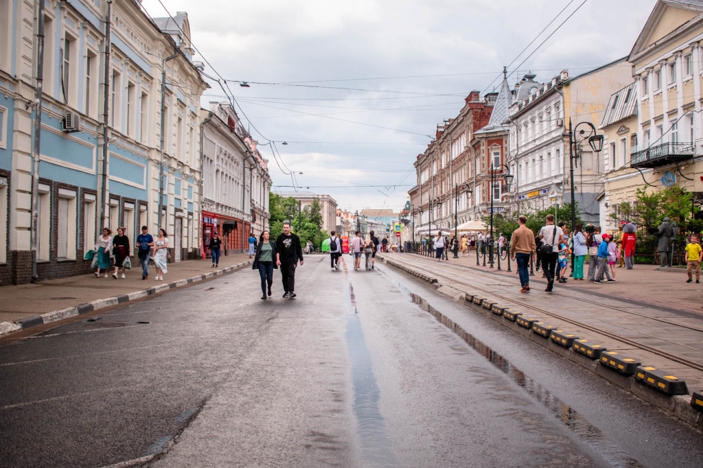 В Нижнем Новгороде на Рождественской водитель сбил трёх человек и скрылся