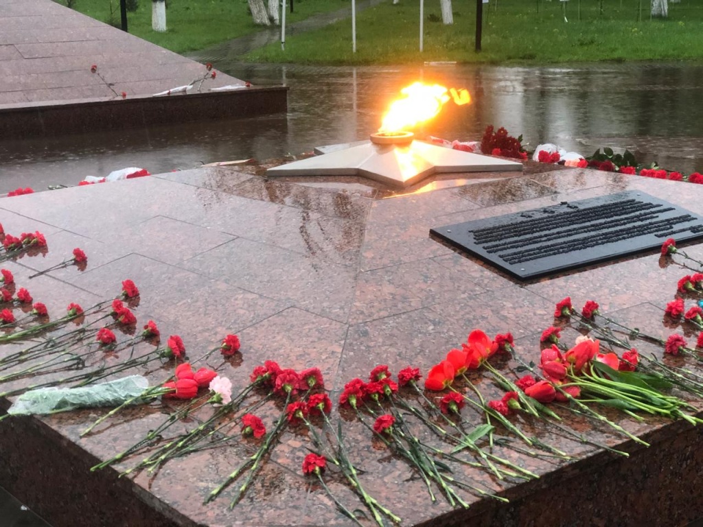 На Бору подростки превратили Вечный огонь в площадку для велотрюков