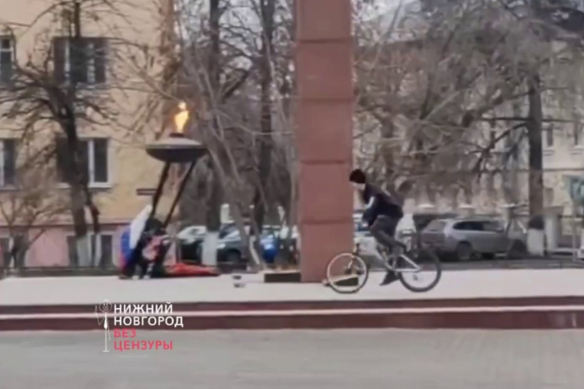 Использовавших Вечный огонь на Бору как скейтпарк подростков могут наказать