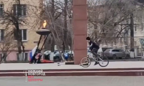 Использовавших Вечный огонь на Бору как скейтпарк подростков могут наказать