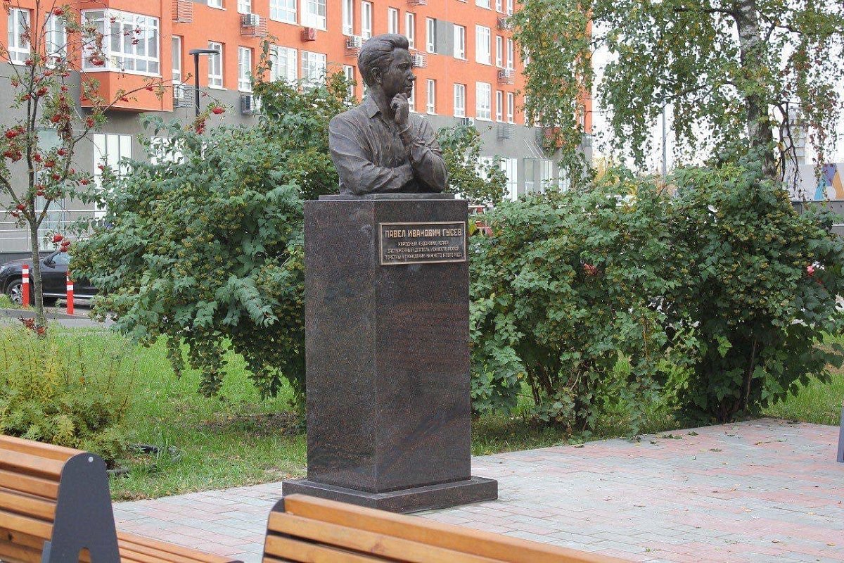 В Нижнем Новгороде установили памятник художнику Павлу Гусеву