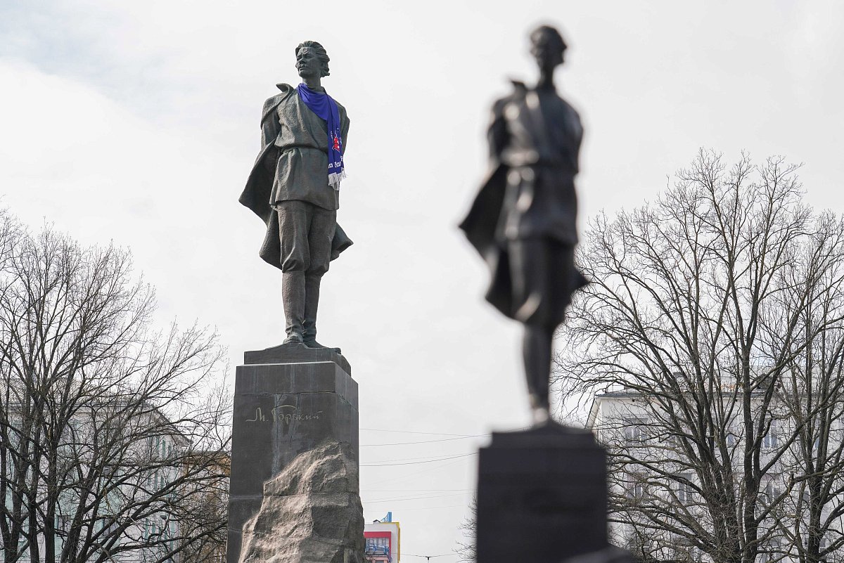 Макет памятника Максиму Горькому вернулся на площадь в Нижнем Новгороде