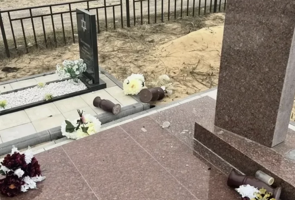 Полиция проверяет причины повреждения 16 надгробий на кладбище Дзержинска