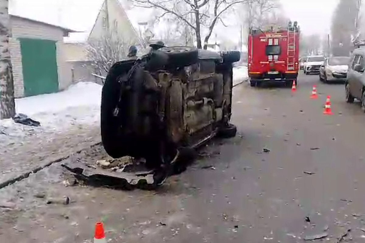 Три человека попали в больницу после ДТП с перевертышем на Автозаводе