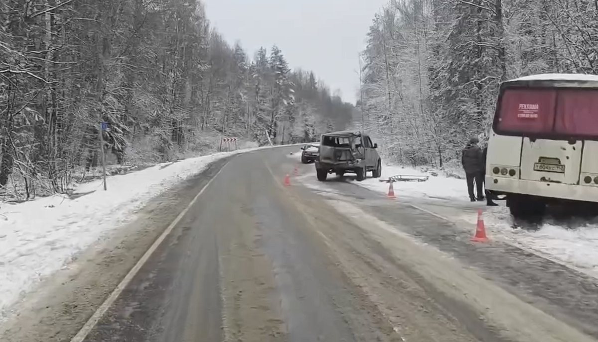 Три человека пострадали в ДТП с внедорожником и рейсовым автобусом в Семёнове