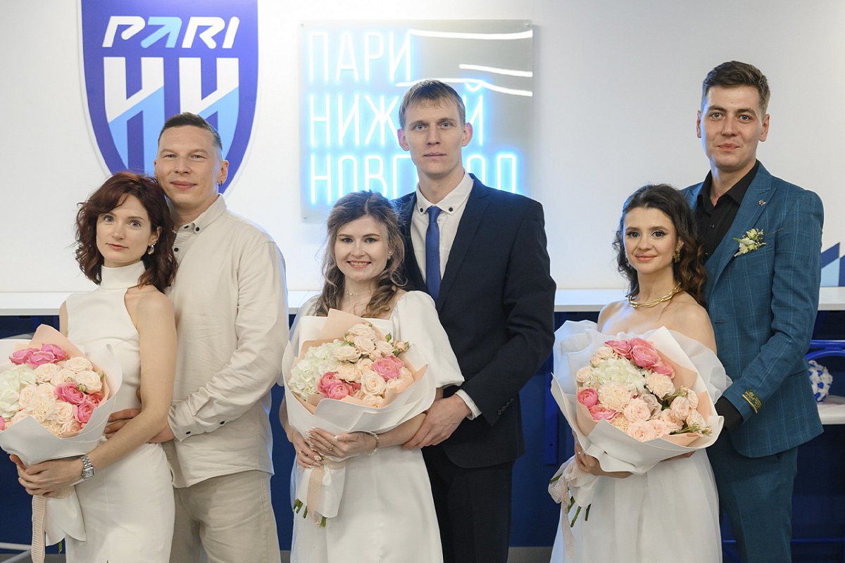 Три пары заключили брак прямо на поле перед матчем «Пари НН» – «Краснодар»