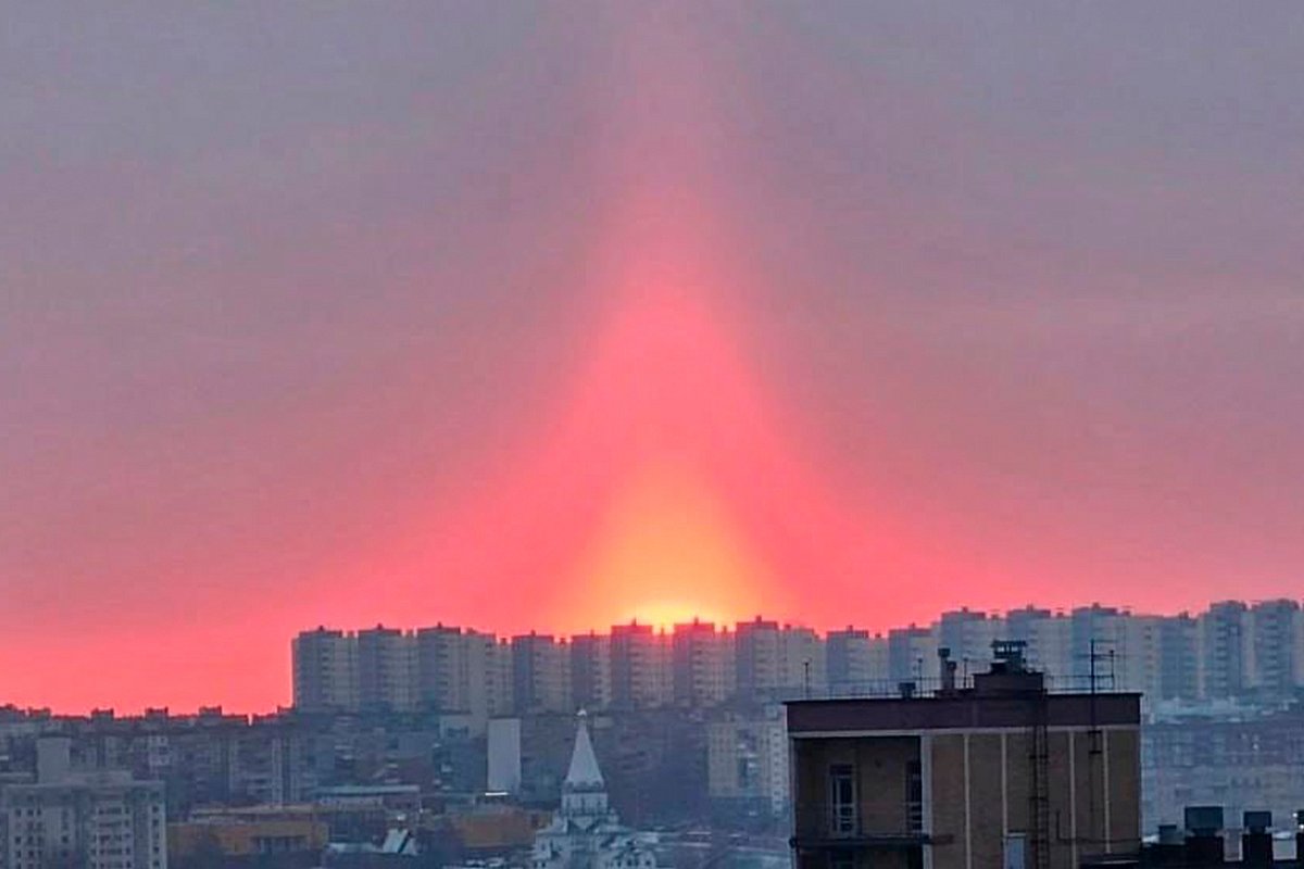 Нижегородцев поразил световой столб в небе на рассвете