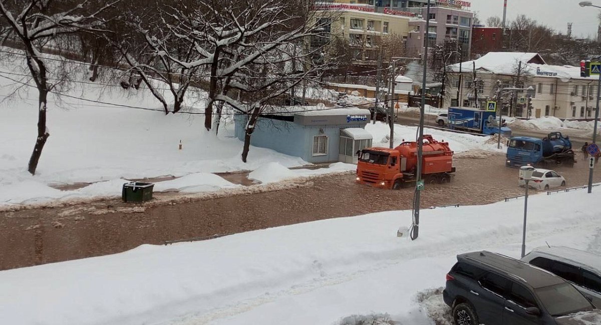 В центре Нижнего Новгорода затопило улицу Ковалихинскую