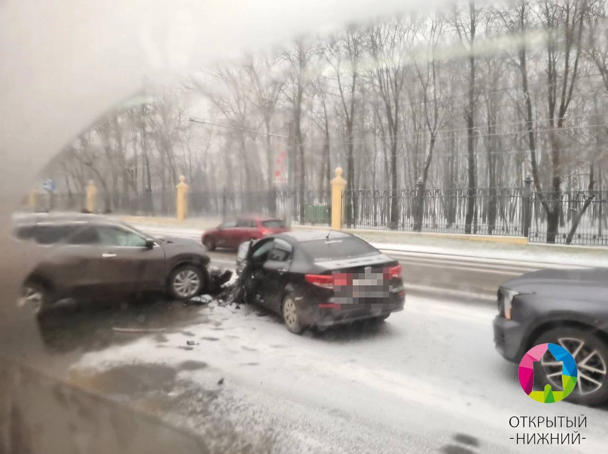 Гололед спровоцировал аварию с несколькими авто в районе бывшего «Электрона»