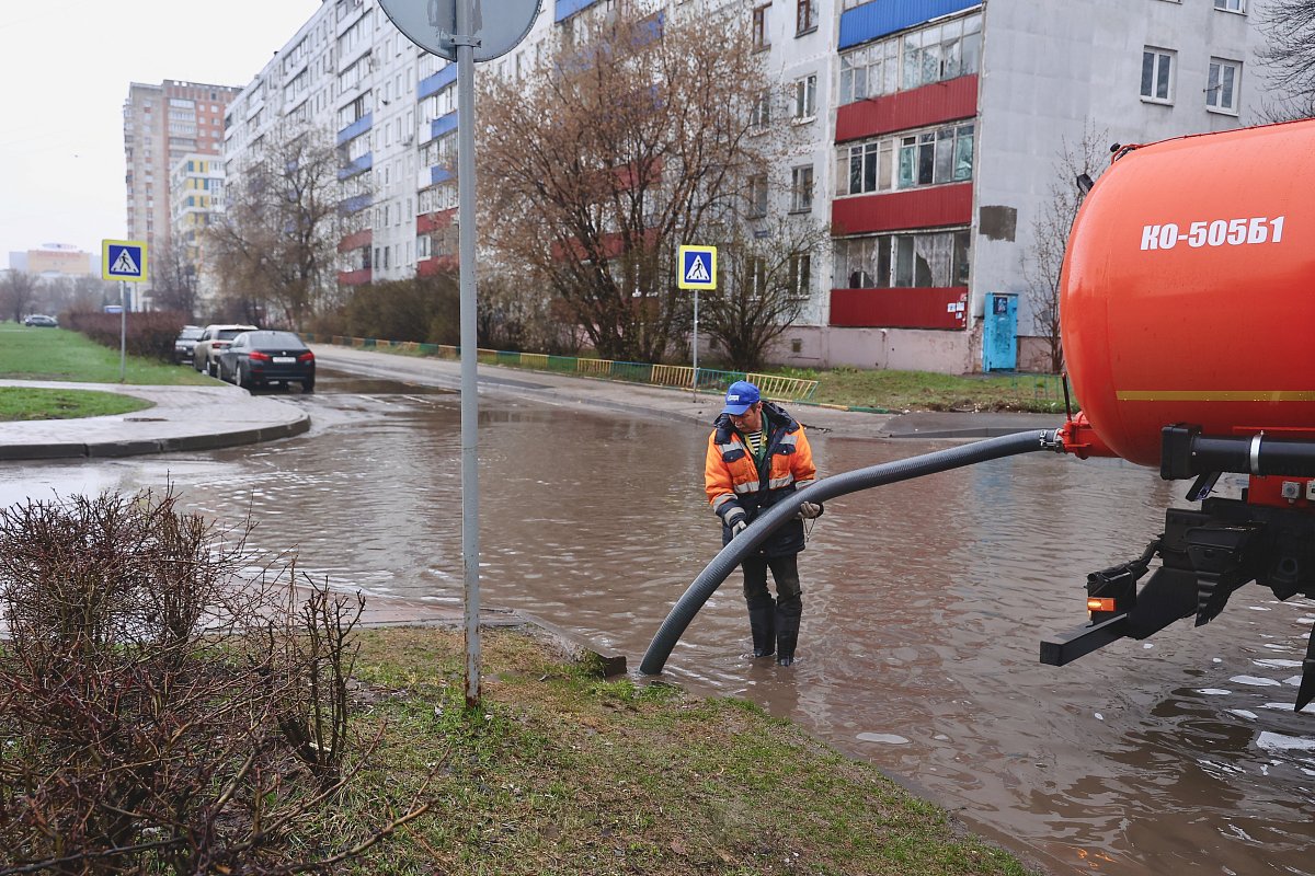 В Нижнем Новгороде круглосуточно откачивают воду после ливней и таяния снега