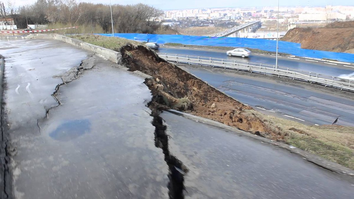 В Нижнем Новгороде дождутся сухой погоды для ликвидации оползня у метромоста