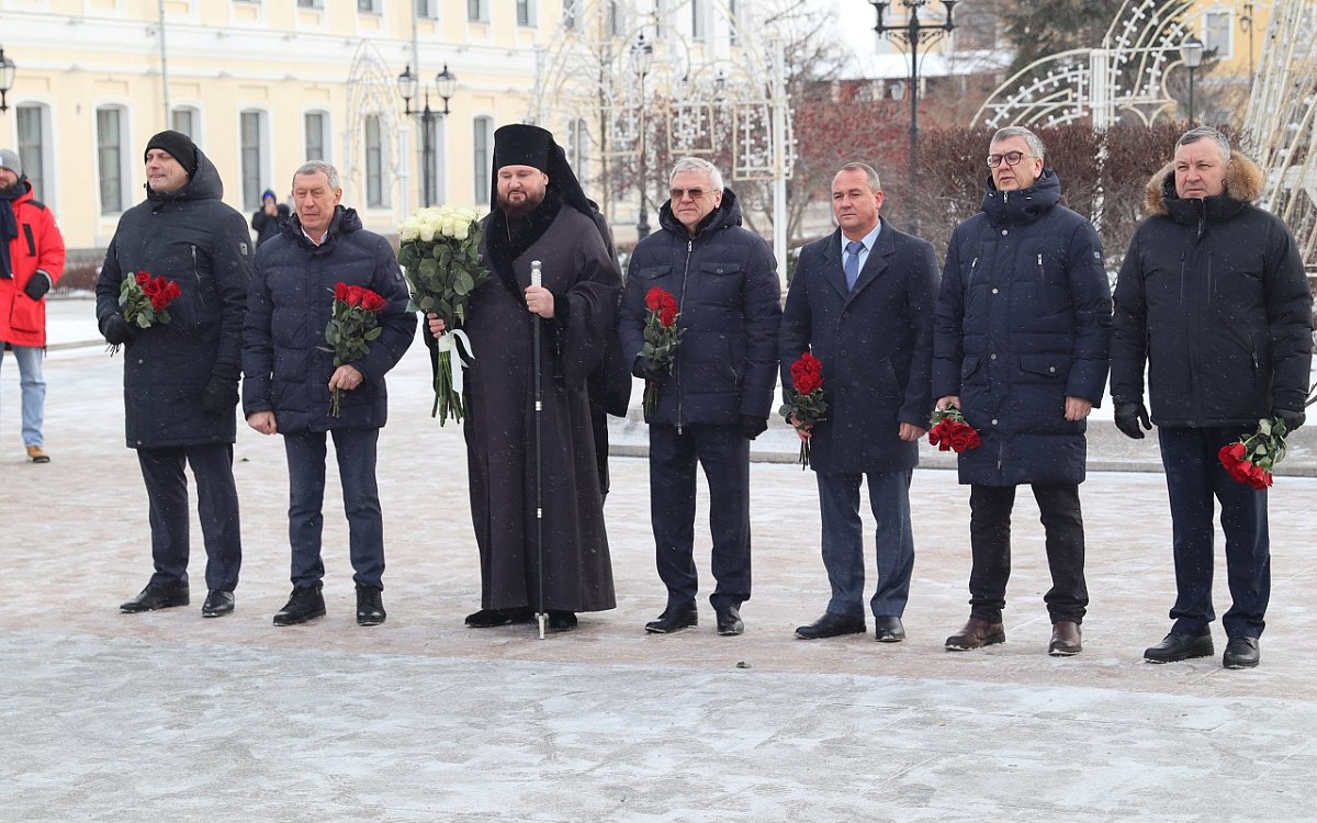 В Кремле возложили цветы к памятнику основателю Нижнего Новгорода