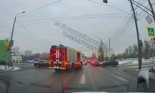 Авария с участием пожарной машины спровоцировала пробку на Бурнаковке