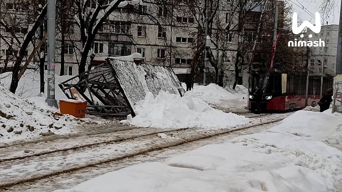 В Нижнем Новгороде обрушилась трамвайная остановка