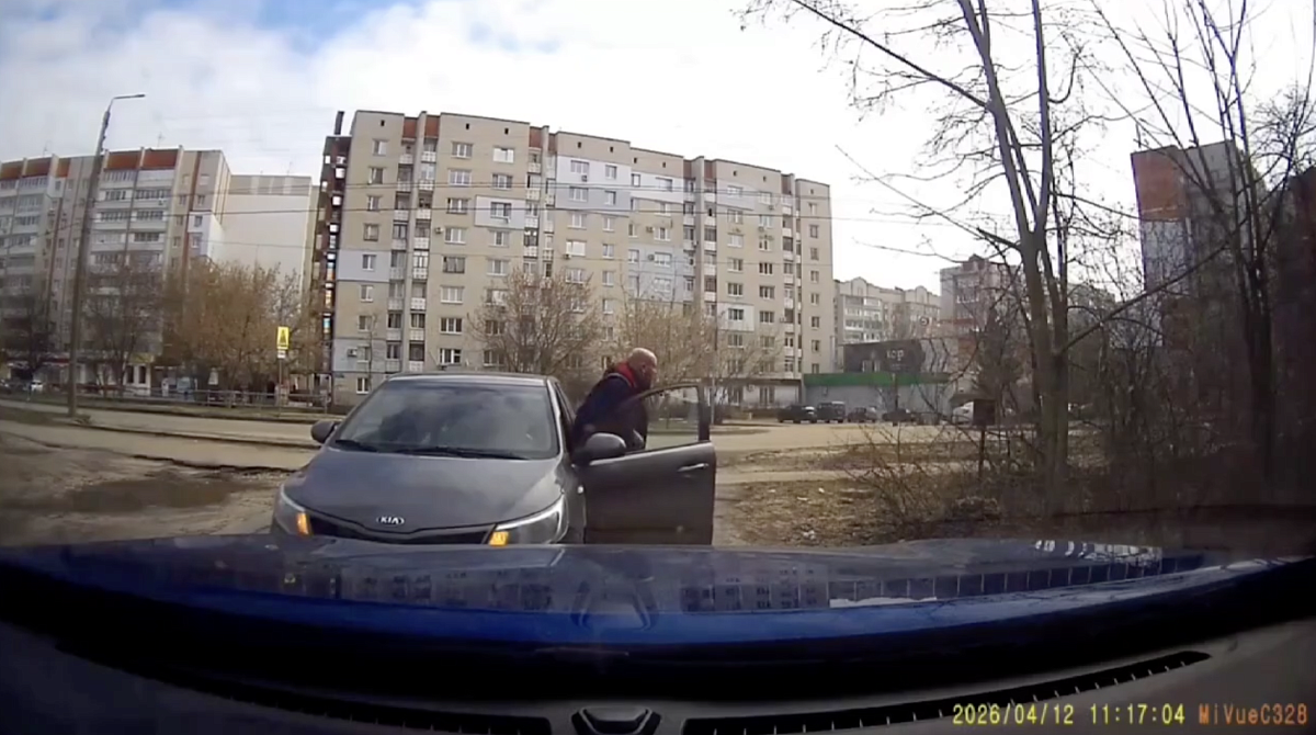 Не разъехались во дворе: в Дзержинске водитель решил спор, просто покинув авто
