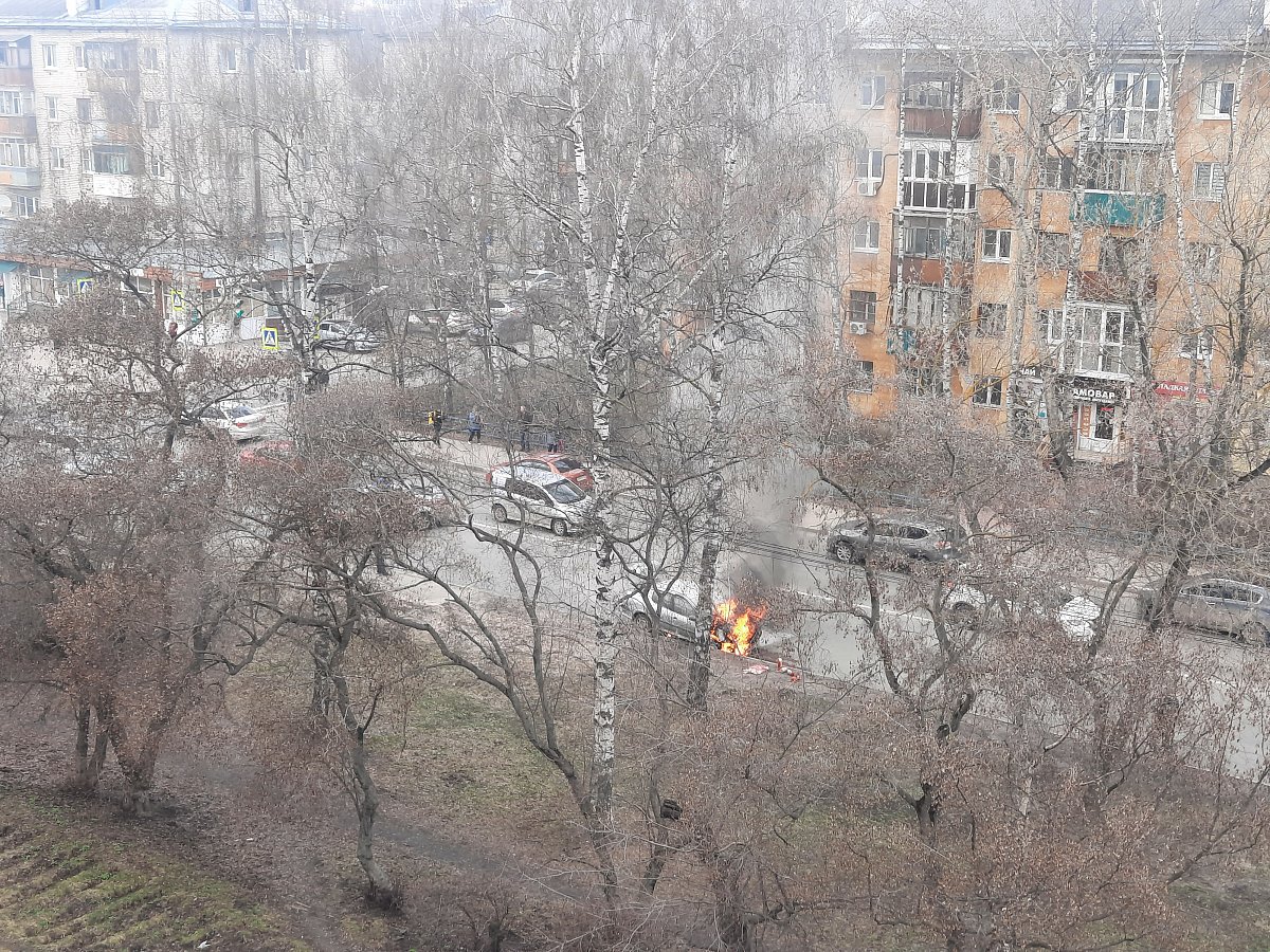 В Ленинском районе Нижнего загорелась легковушка, движение перекрыто