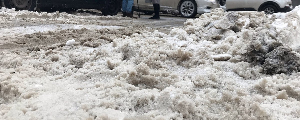 Горожане жалуются на снежную кашу на тротуарах и дорогах Нижнего Новгорода