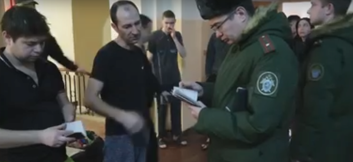 Видео: ФСБ устроила облаву на мигрантов в нижегородском хостеле