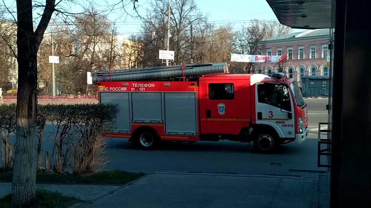 В Нижнем Новгороде на улице Стеклова сгорела постройка во дворе дома