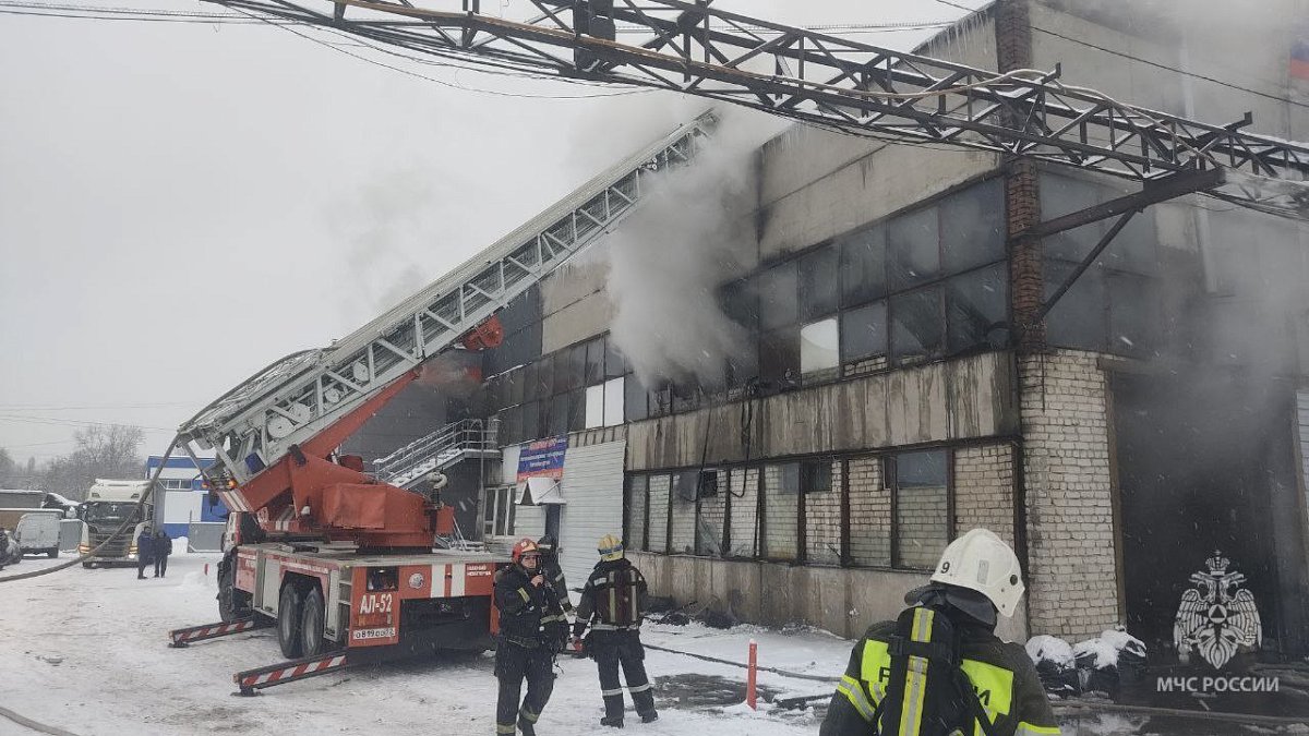 Автосервис горит в Автозаводском районе 15 января