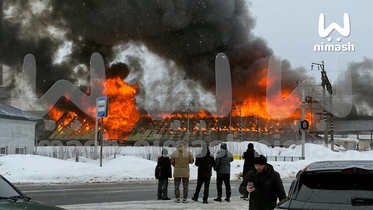 В Володарске сгорел крупный склад с мукой