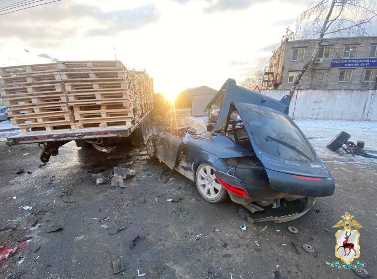 В Нижнем Новгороде Audi влетела под КАМАЗ: водитель в больнице
