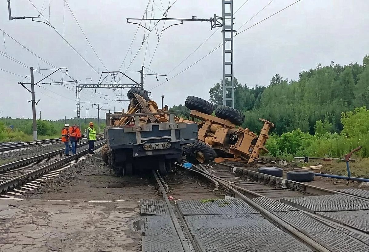 Грузовик выехал перед поездом в Нижегородской области: задержали семь составов