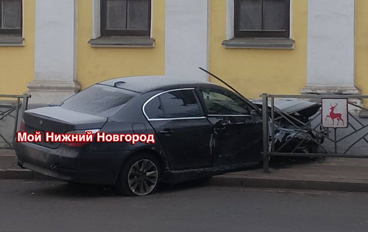 Автомобиль BMW въехал в здание театрального училища в Нижнем Новгороде