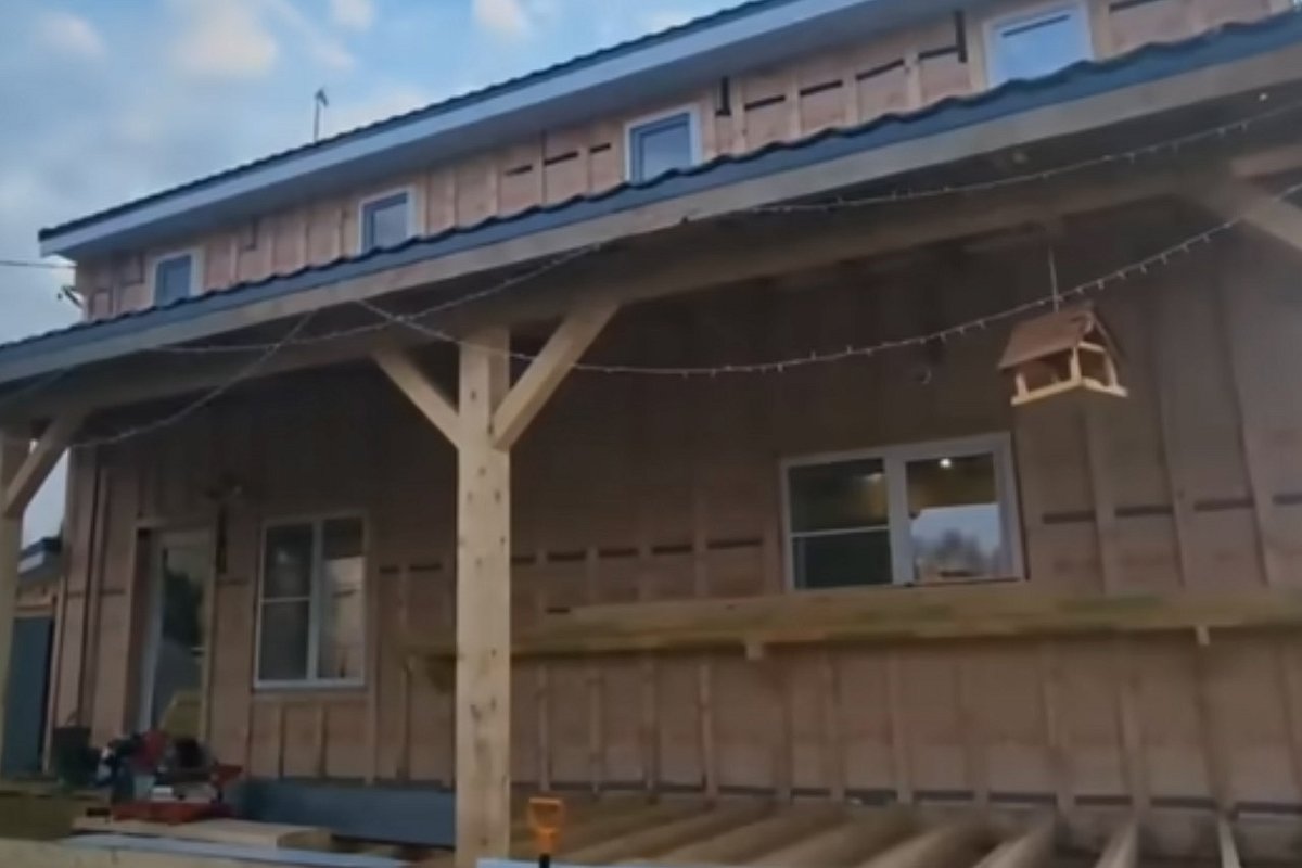 Переехавшая в Нижегородскую область семья Фейнстра достраивает дом