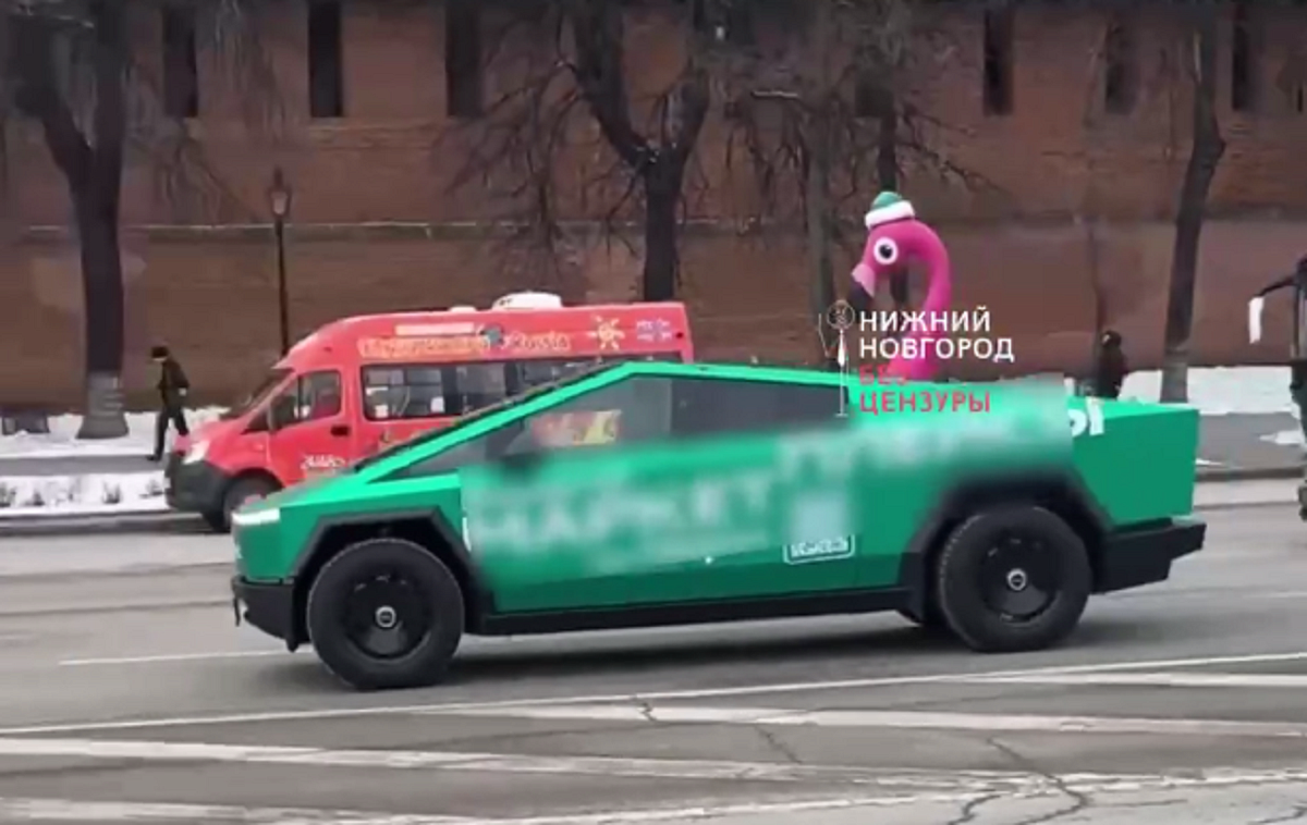 Разъезжавшая по площади Минина Tesla Cybertruck удивила нижегородцев