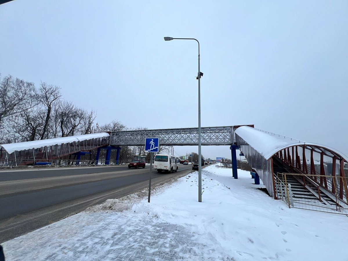 Новый надземный пешеходный переход из алюминия открылся возле Ждановского