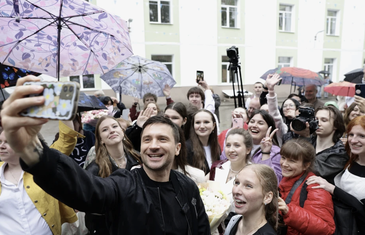 Сергей Лазарев приехал на последний звонок к ученикам из Нижнего Новгорода