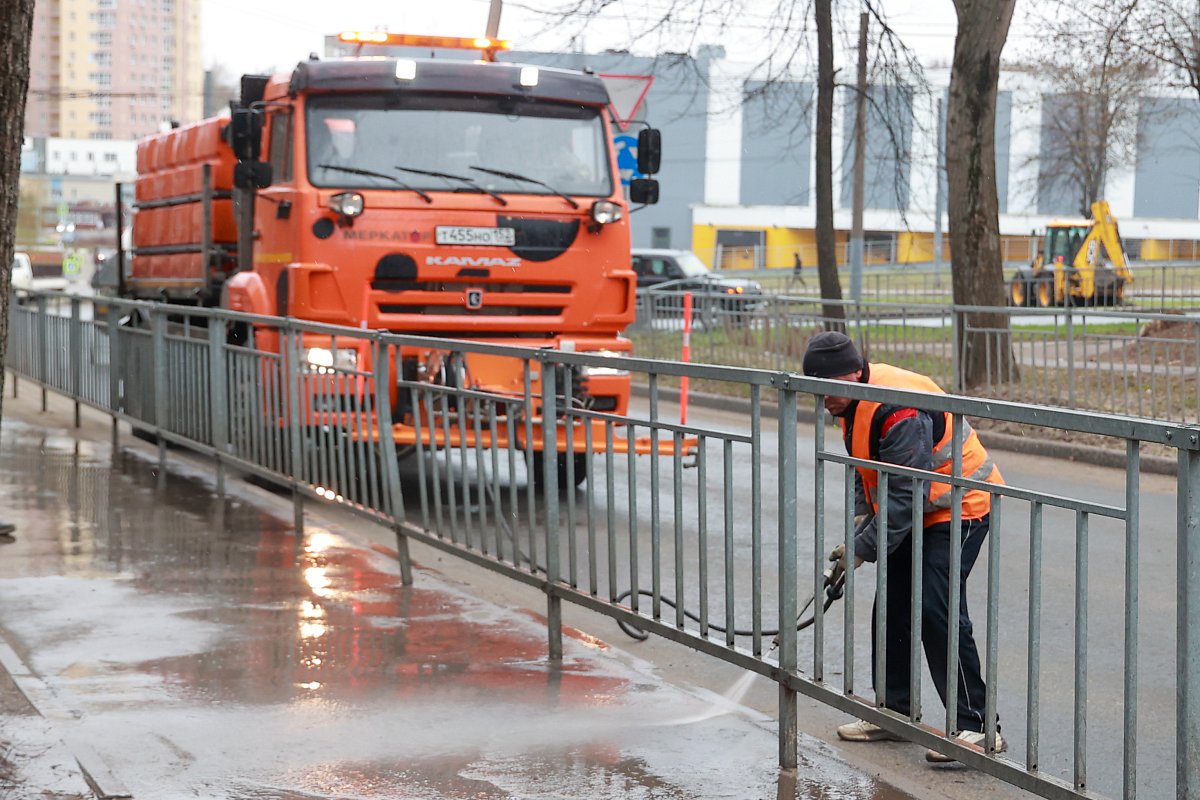 В Советском районе Нижнего Новгорода начали мыть улицы с шампунем