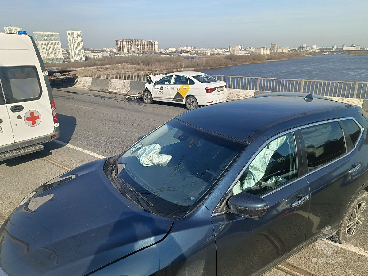 Один человек травмировался в ДТП с двумя автомобилями на Молитовском мосту