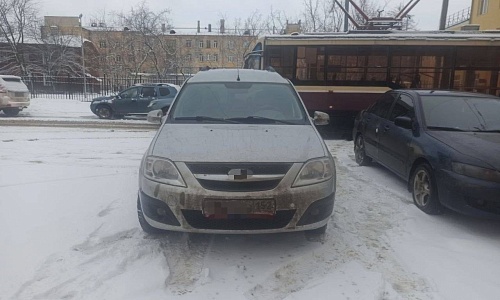 Еще одного нижегородца наказали за парковку машины на трамвайных путях