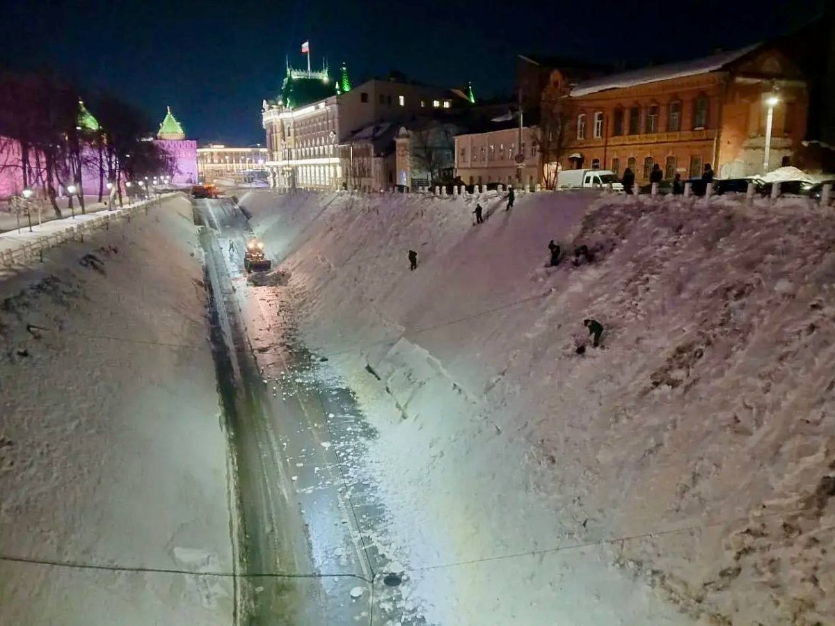 В Нижнем Новгороде провели принудительный спуск снега на Зеленском съезде