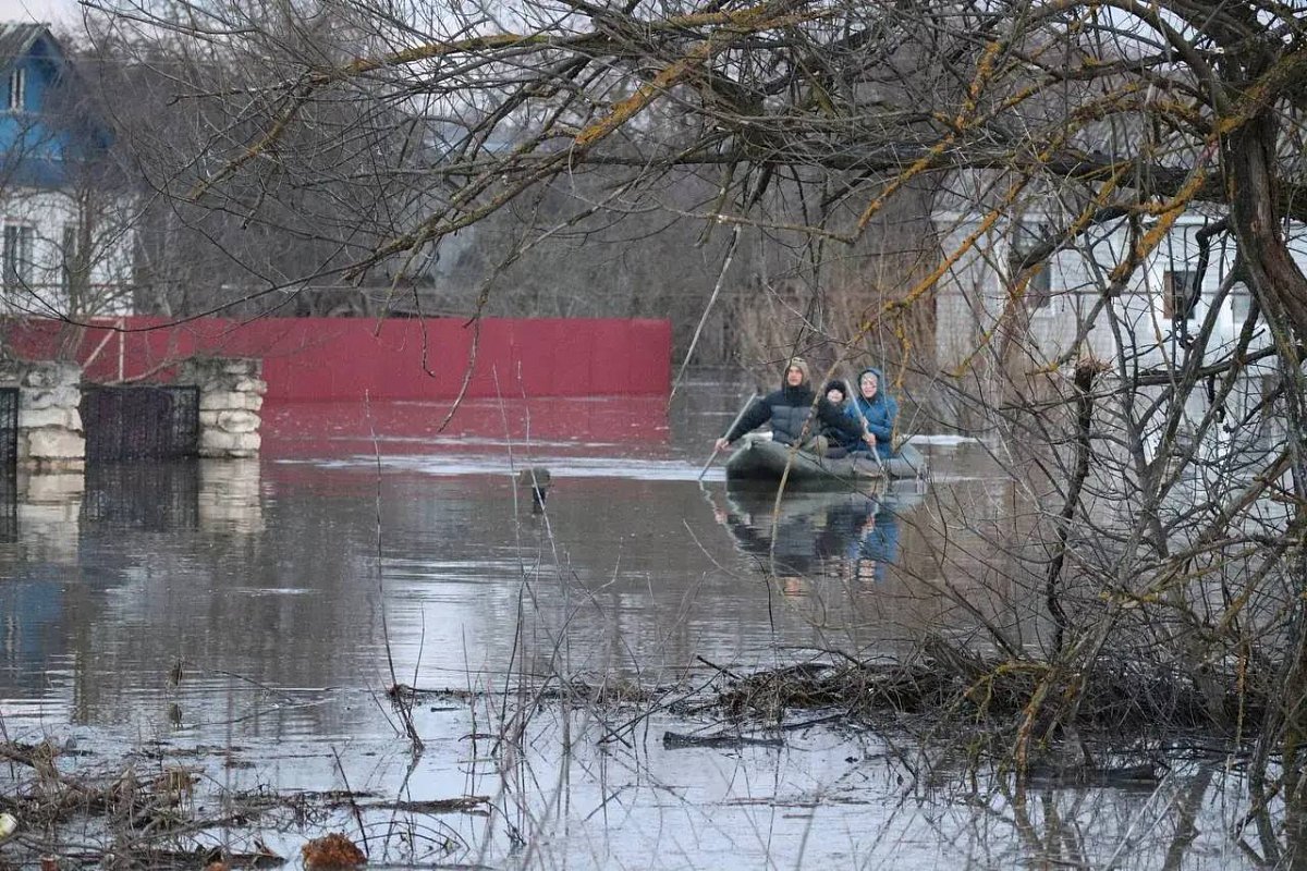 Лодка вместо автомобиля: как проходит половодье в Нижегородской области