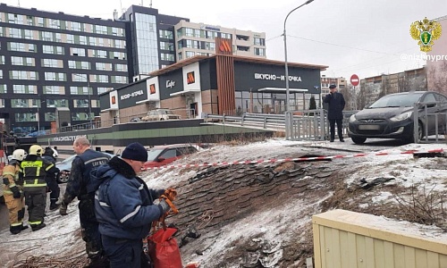 Прокуратура и СК ведут проверки из-за провала нижегородца под землю