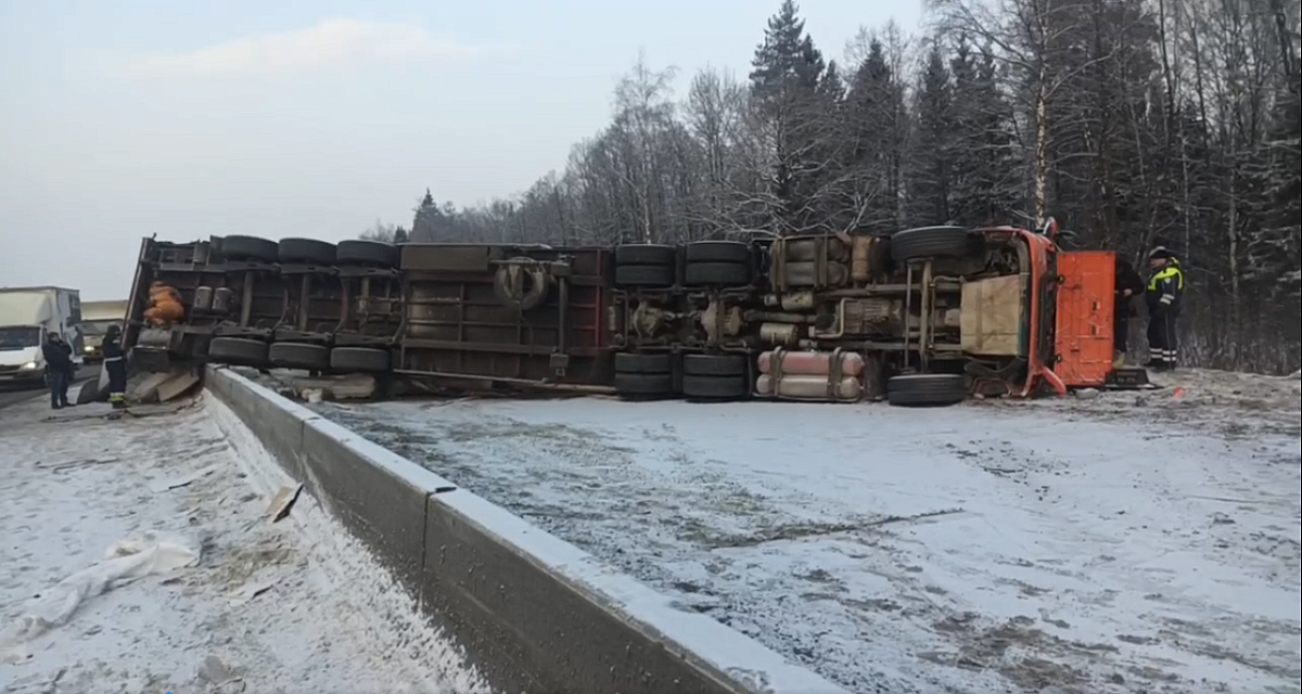 Движение по М-7 частично восстановили после аварии с фурой в Володарском округе