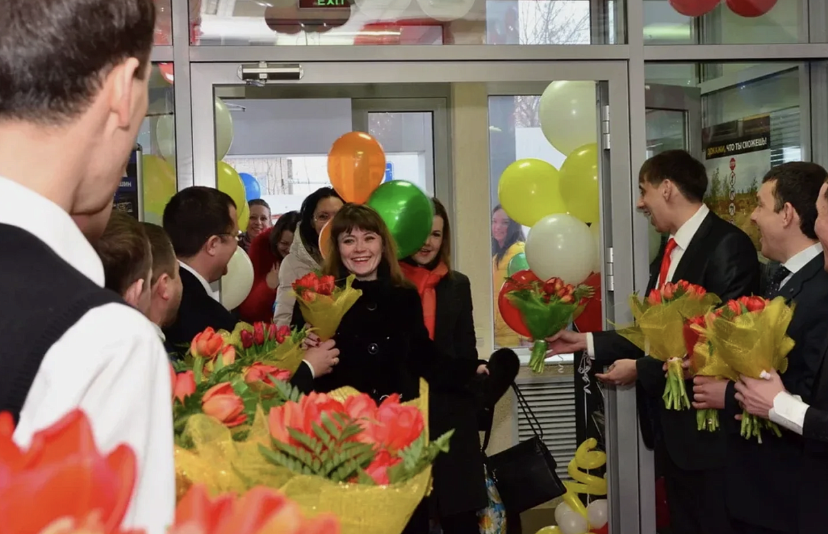 Каждый второй мужчина готовит подарки и цветы коллегам к 8 Марта