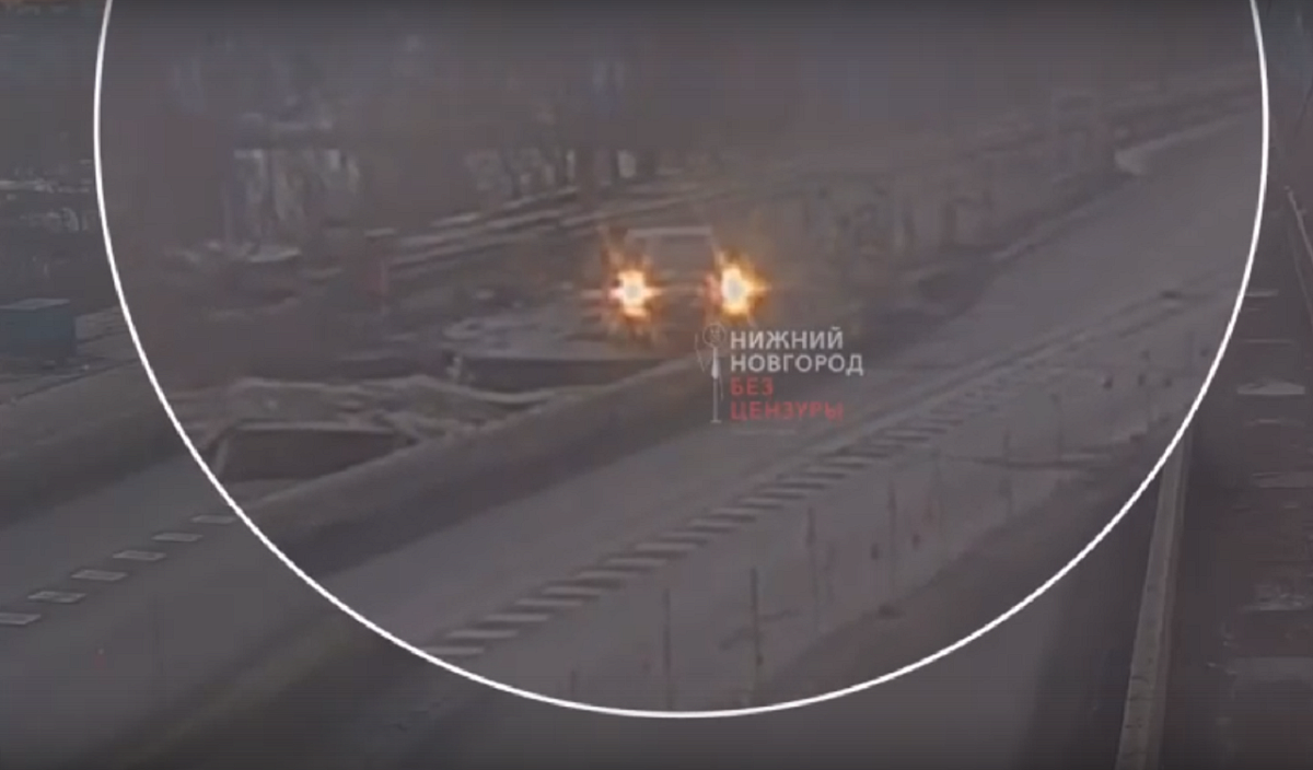 Камера зафиксировала момент падения автомобиля с Мызинского моста