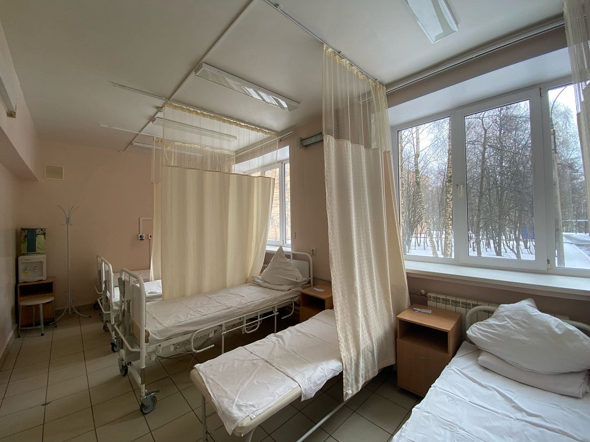 Выживший после падения с пятого этажа 18-летний нижегородец остается в НОКБ