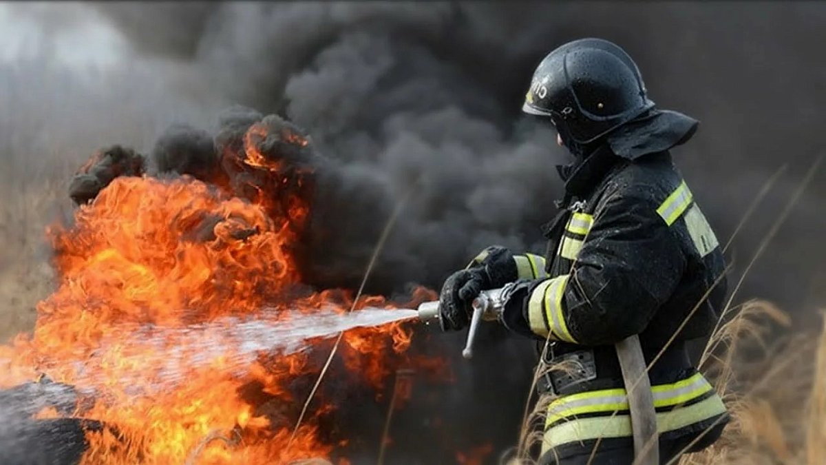 В Нижнем Новгороде 22 пожарных потушили возгорание в выселенном доме