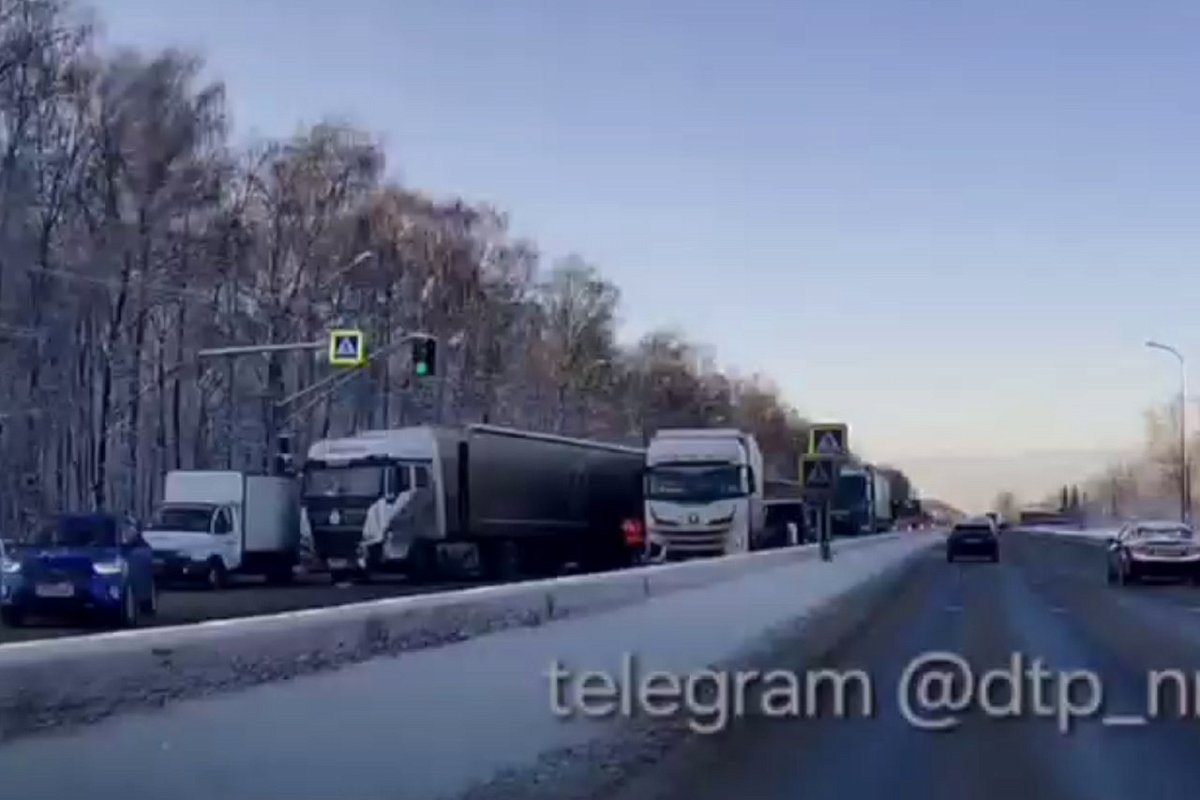 Нижегородцы сообщили о пробке на Московском шоссе из-за ДТП с фурами