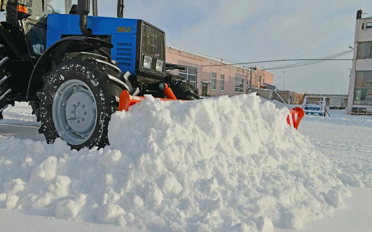 В Нижнем Новгороде трактор переехал застрявшего в снегу водителя