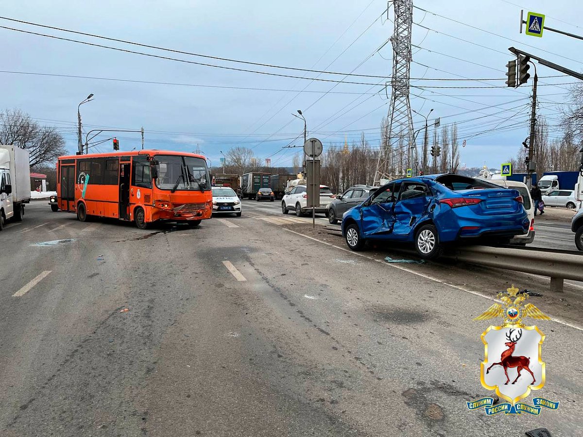 Автобус врезался в иномарку на улице Новикова-Прибоя в Нижнем Новгороде