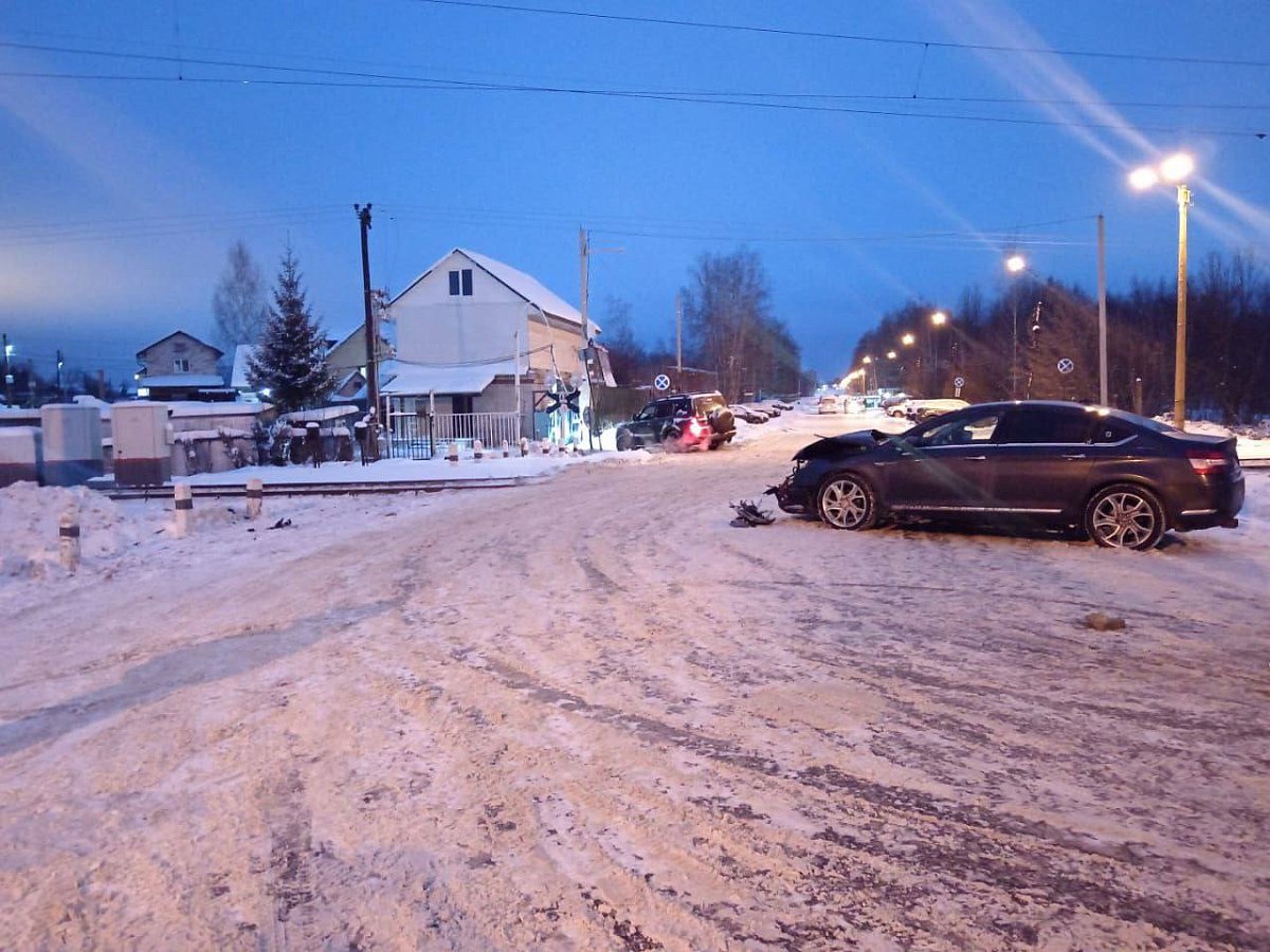 Грузовой поезд столкнулся с автомобилем в Нижнем Новгороде