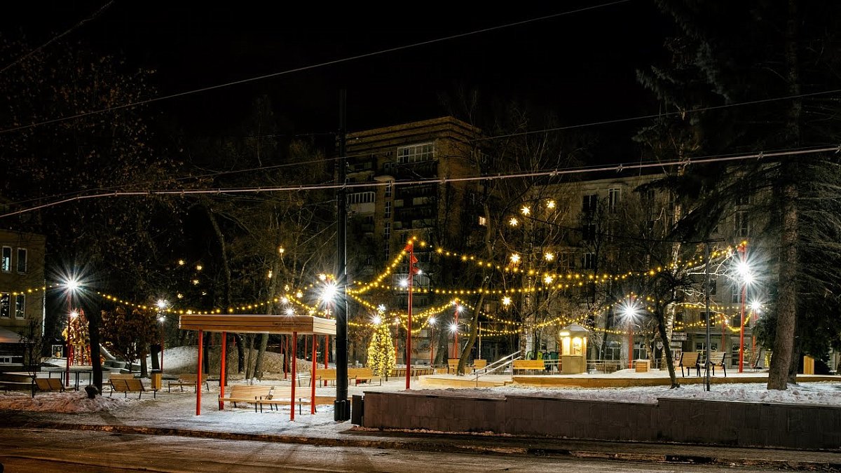 На Театральной площади в Нижнем Новгороде установили новогоднюю ёлку
