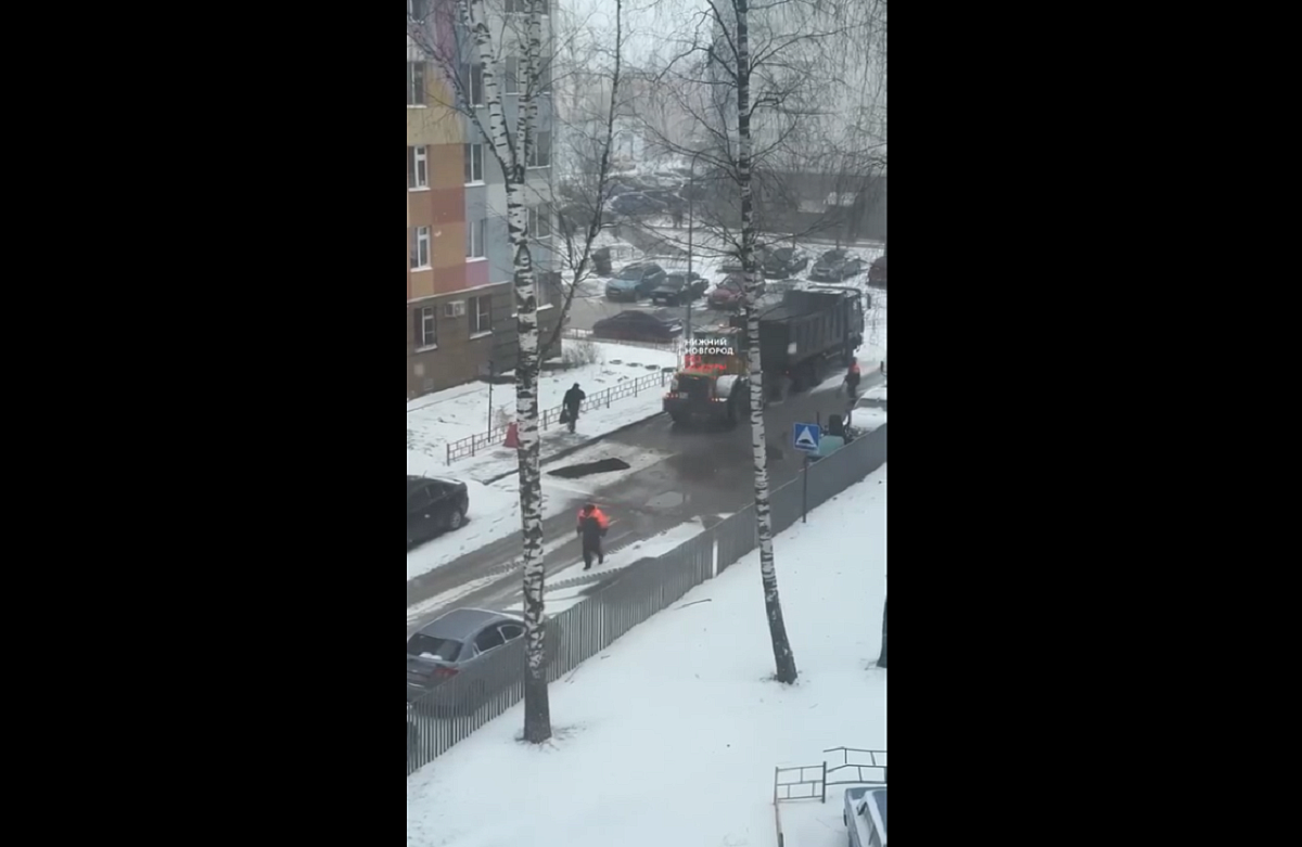 Дорожники укладывали асфальт несмотря на сильный снегопад в Нижнем Новгороде