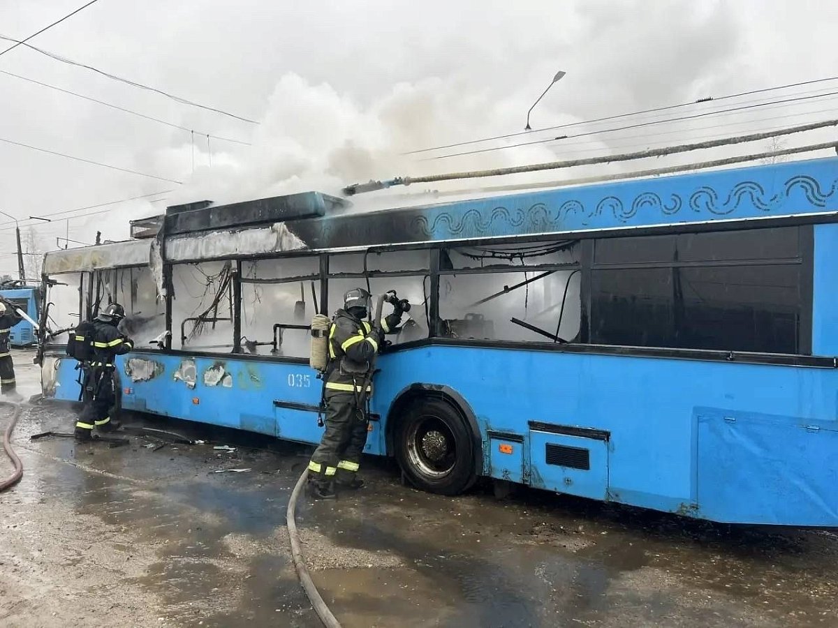 В Дзержинске загорелся троллейбус у депо